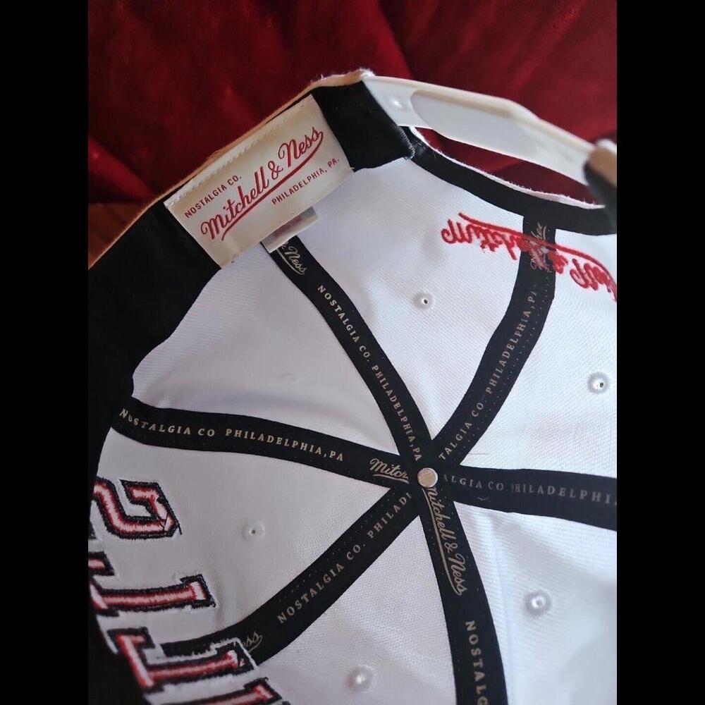 Mitchell & Ness Core Basic Chicago Bulls Wht/Red Snapback OSFA - Picture 7 of 7